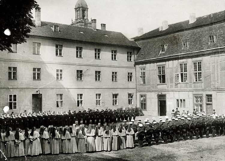 Mobilmachung: Schwestern und Sanitäter werden vom Oberpräsidenten der Provinz Brandenburg verabschiedet (DRK)